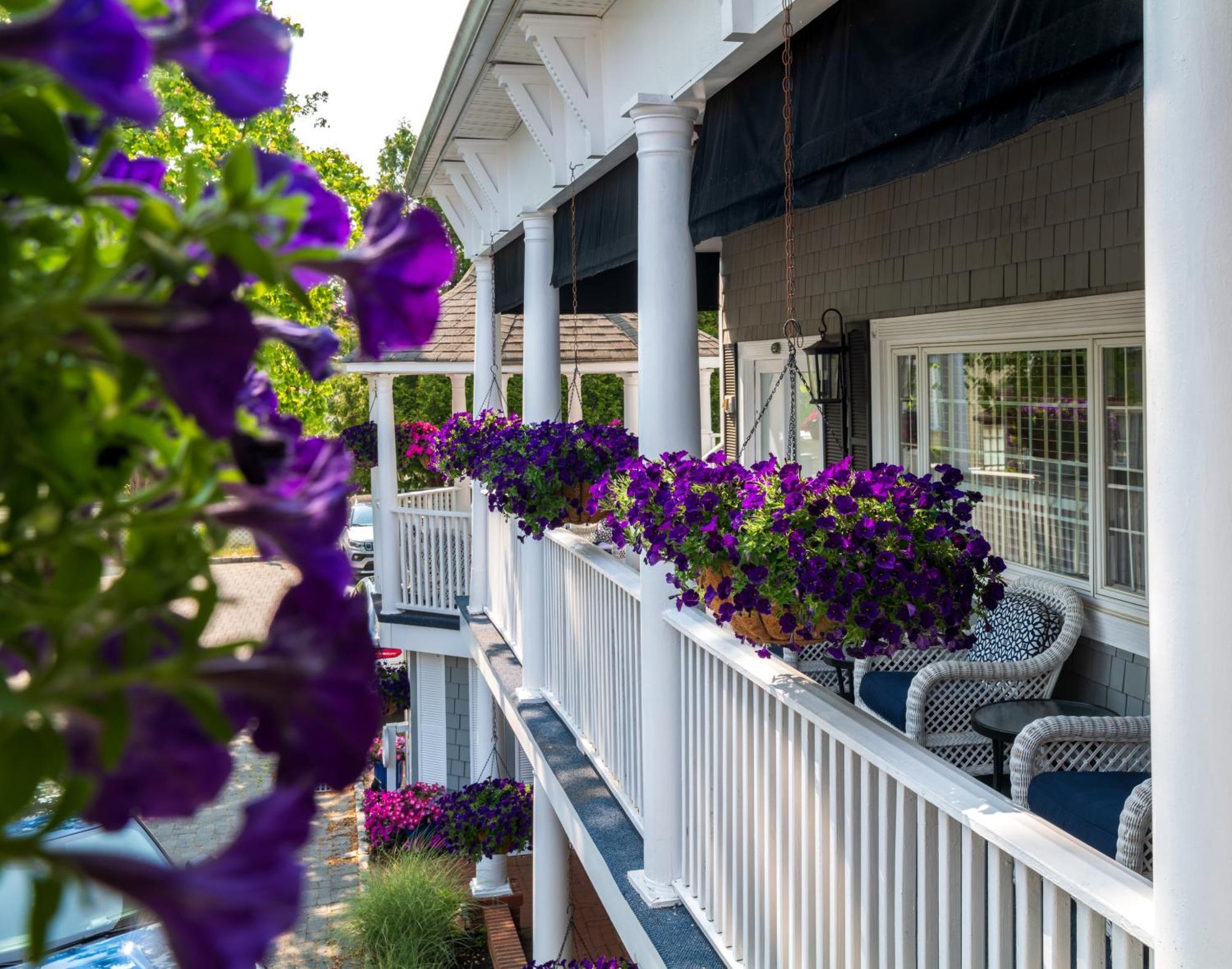 Chateau Inn And Suites Spring Lake Exterior photo